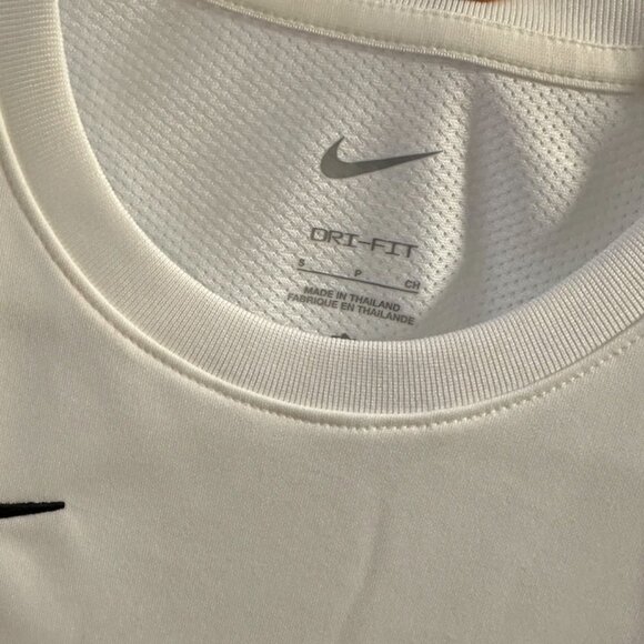 Nike tshirt - size S - like new - Picture 5 of 6